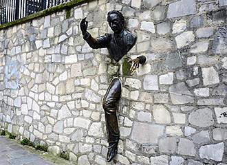 Sculpture Le Passe-Muraille