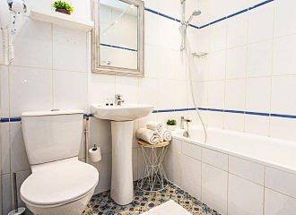 Le Regent Montmartre Hostel shared bathroom