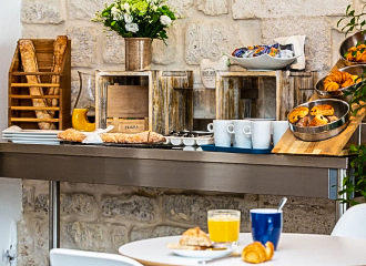 Le Regent Montmartre Hostel breakfast bar