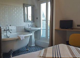 Le Regent Montmartre Hostel en suite bathroom