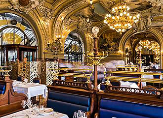 Le Train Bleu decor