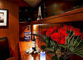 Le VIP Paris Yacht Hotel Windows