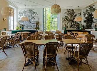 Les Belles Plantes dinning area