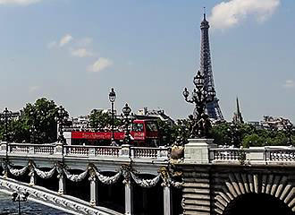 Les Car Rouges bus Eiffel Tower