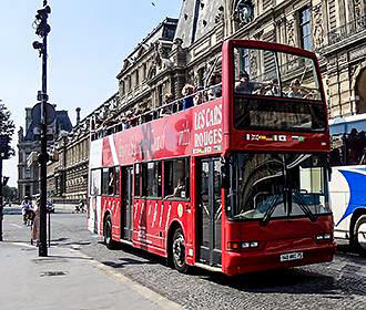 Les Car Rouges bus Louvre Museum
