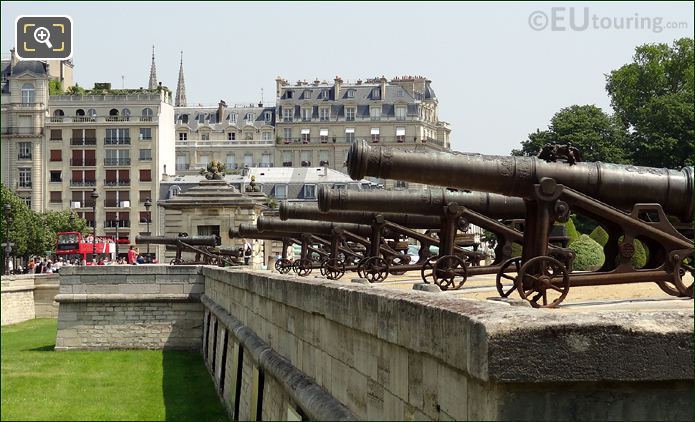 Les Car Rouges stop at Les Invalides