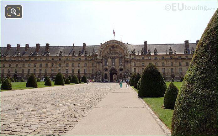 Les Invalides cobble stone drive