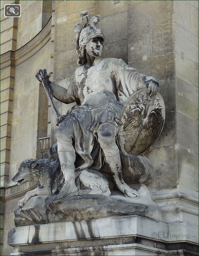 Hotel les Invalides God of War statue