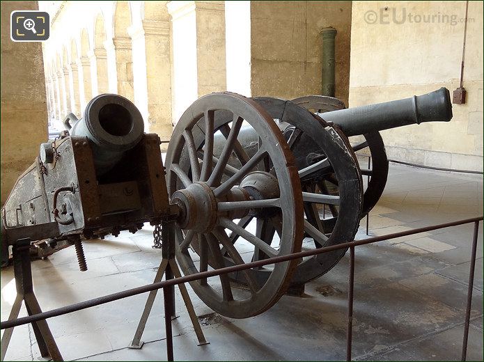Hotel Les Invalides historical cannons