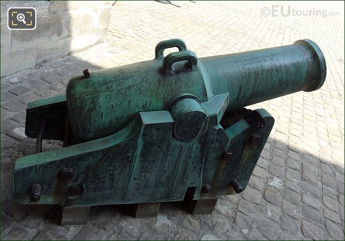 Hotel Les Invalides courtyard cannon