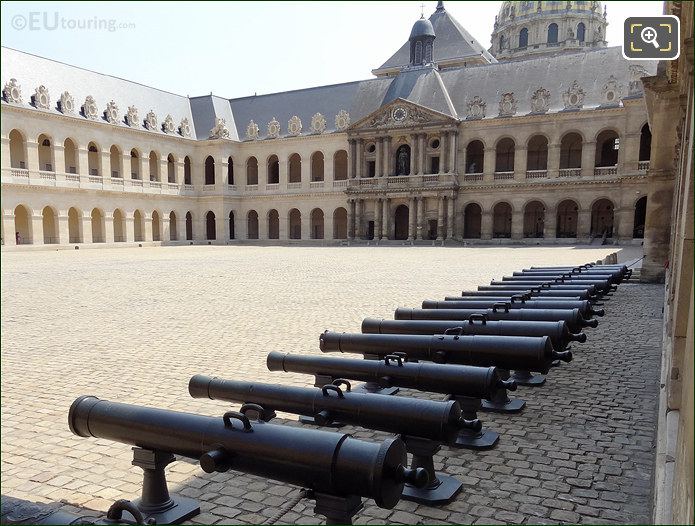 Hotel Les Invalides Cour d'Honneur