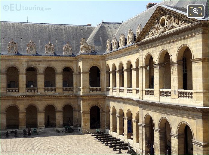 Hotel National des Invalides roof sculptures