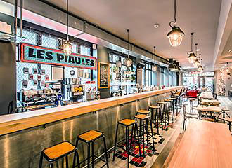 Les Piaules Hostel bar