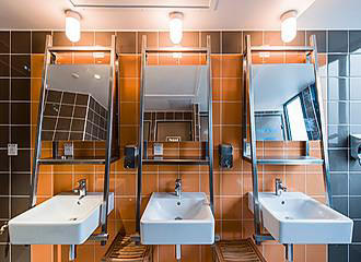 Les Piaules Hostel bathroom