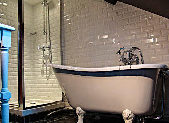 Les Toits de Paris B&B en suite bathroom