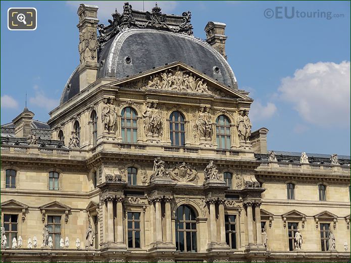 Statues on Pavillon Richelieu