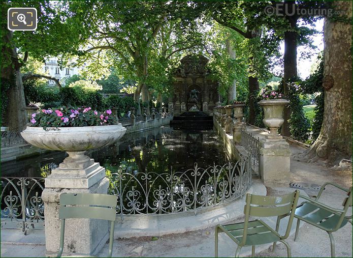 Central water feature basin leading to Fontaine Medicis