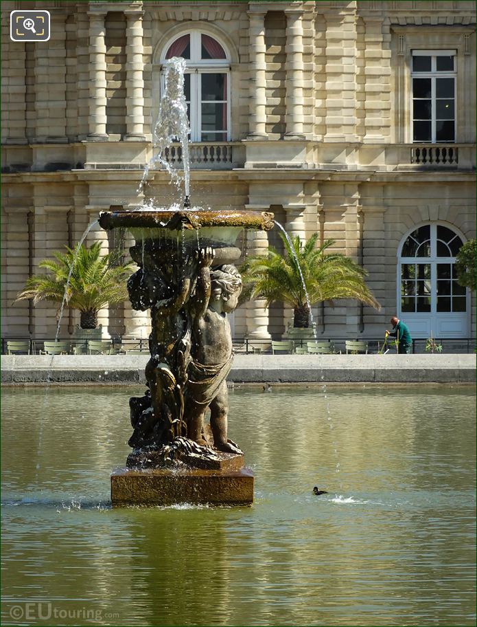 Enfants Supportant une Vasque fountain