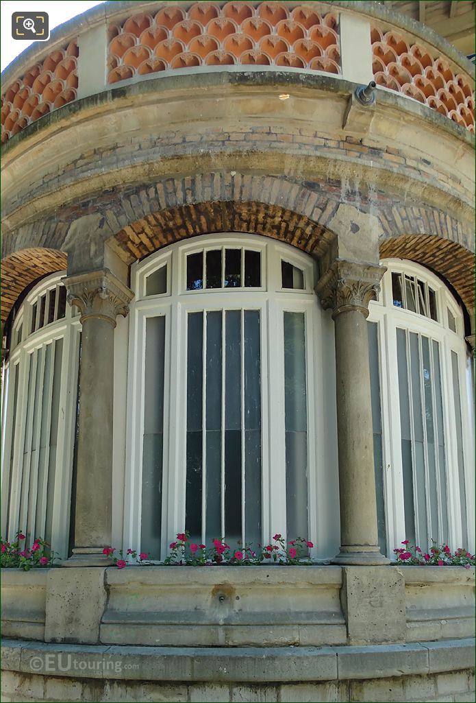 Picture windows on Pavillon Davioud