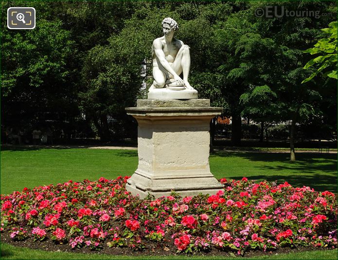 Pink flowers in round flowerbed in Jardin du Luxembourg