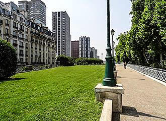 Square de la Place des Martyrs Juifs du Veledrome d’Hiver grass