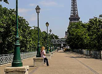 Square de la Place des Martyrs Juifs du Veledrome d’Hiver lamp posts