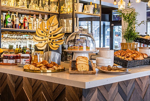 Mercure Paris Bercy Bibliotheque Hotel breakfast bar