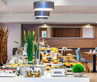 Mercure Paris Vaugirard Porte de Versailles breakfast bar