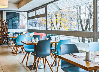 Mercure Paris Vaugirard Porte de Versailles breakfast tables