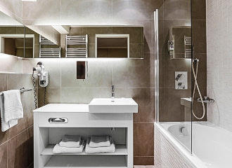 Mercure Paris Vaugirard Porte de Versailles en suite bathroom one