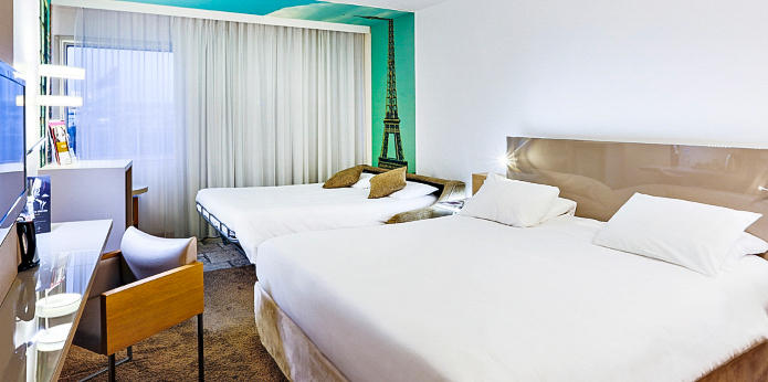 Mercure Paris Vaugirard Porte de Versailles family room one