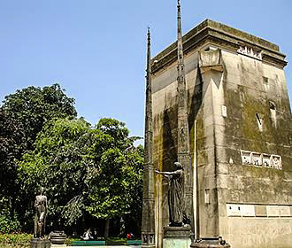 Monument des Droits de l'Homme in Champ de Mars