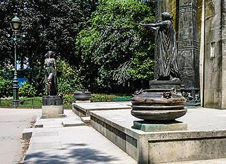Statues in front of the Monument des Droits de l'Homme