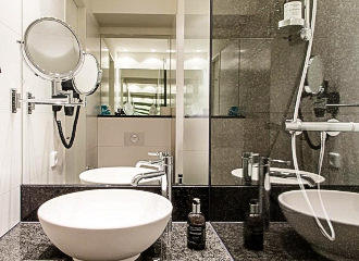 Motel One Paris-Porte Doree en suite bathroom