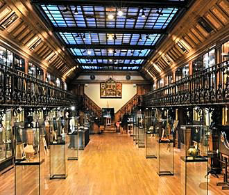 Central hall of Musee d’Histoire de la Medecine