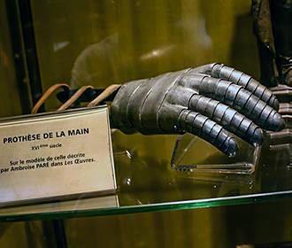 Hand prosthesis at Musee d’Histoire de la Medecine