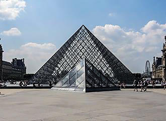 Musee du Louvre I M Pei Pyramids