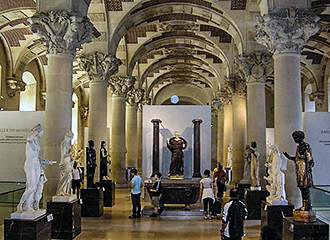 Musee du Louvre sculpture hall