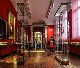 Red room at Musee National de la Legion d’Honneur