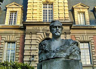 Louis Pasteur bust at Musee Pasteur