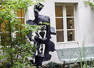 Statue outside at Musee Zadkine