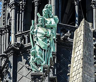 Apostle statues on Notre Dame de Paris Cathedral