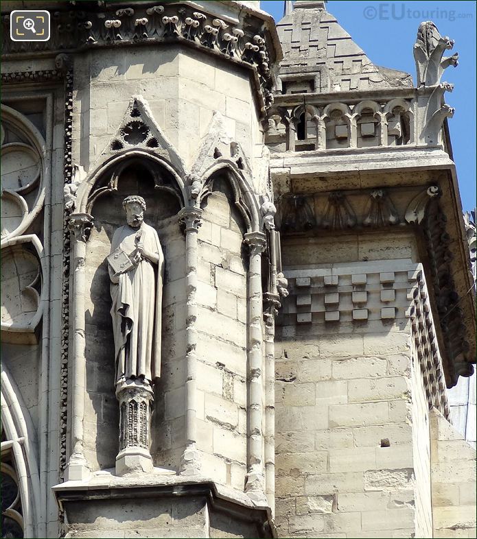 Notre Dame rose window statue