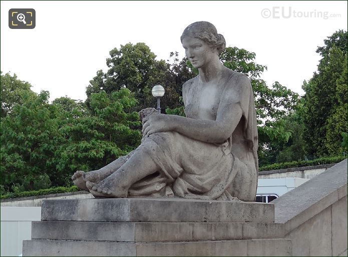 Palais de Chaillot statue Flore