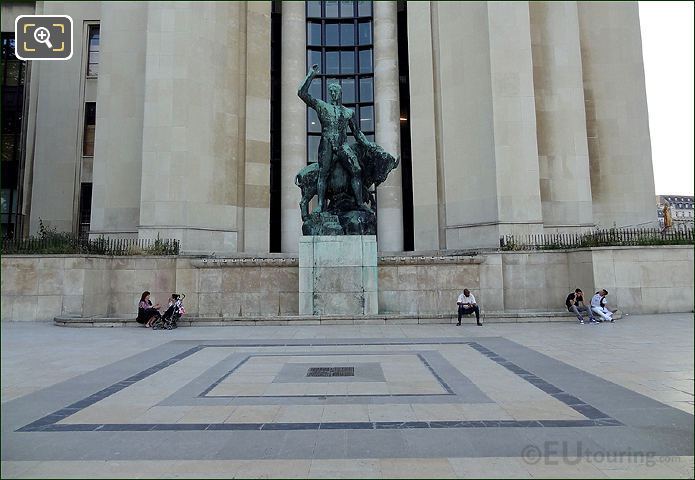 Palais de Chaillot statue Hercule et le Taureau