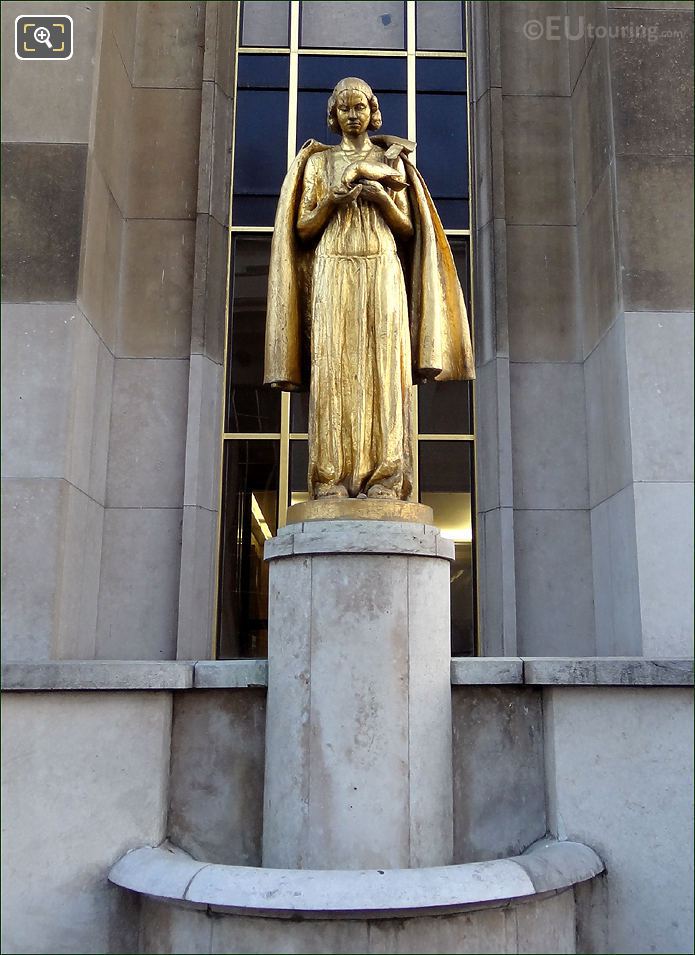 Palais de Chaillot golden statue Les Oiseaux