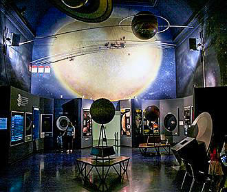 Display of planets in Palais de la Decouverte