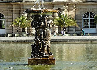 Palais du Luxembourg and water fountain