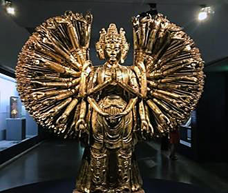 Pantheon Bouddhique golden statue