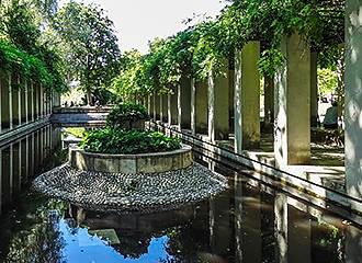 Island and water feature inside Parc de Bercy